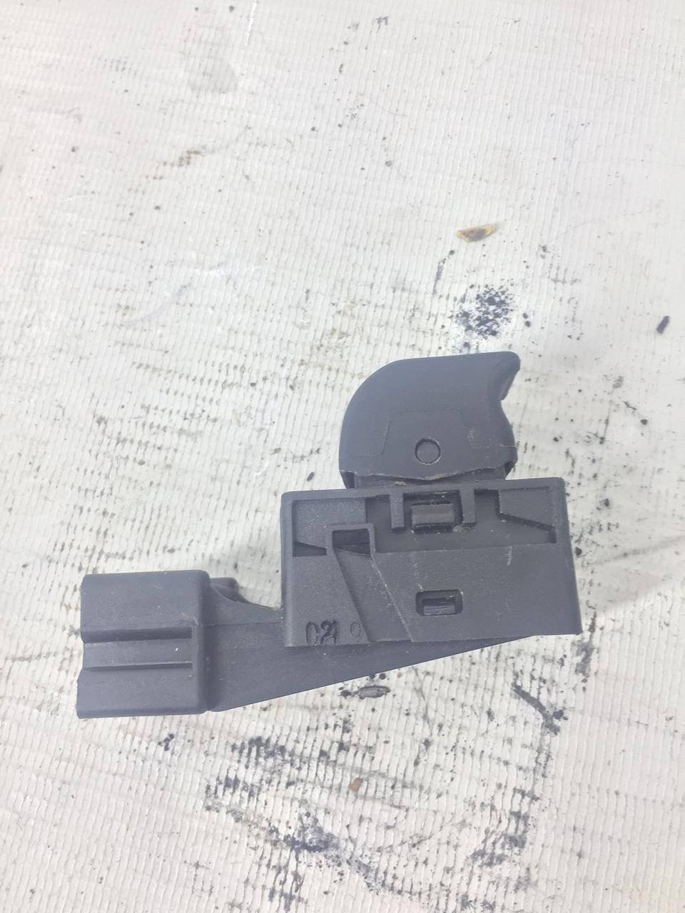 

Кнопка стеклоподъемника Nissan Primera P11 1996-1999г.в. 254112F000