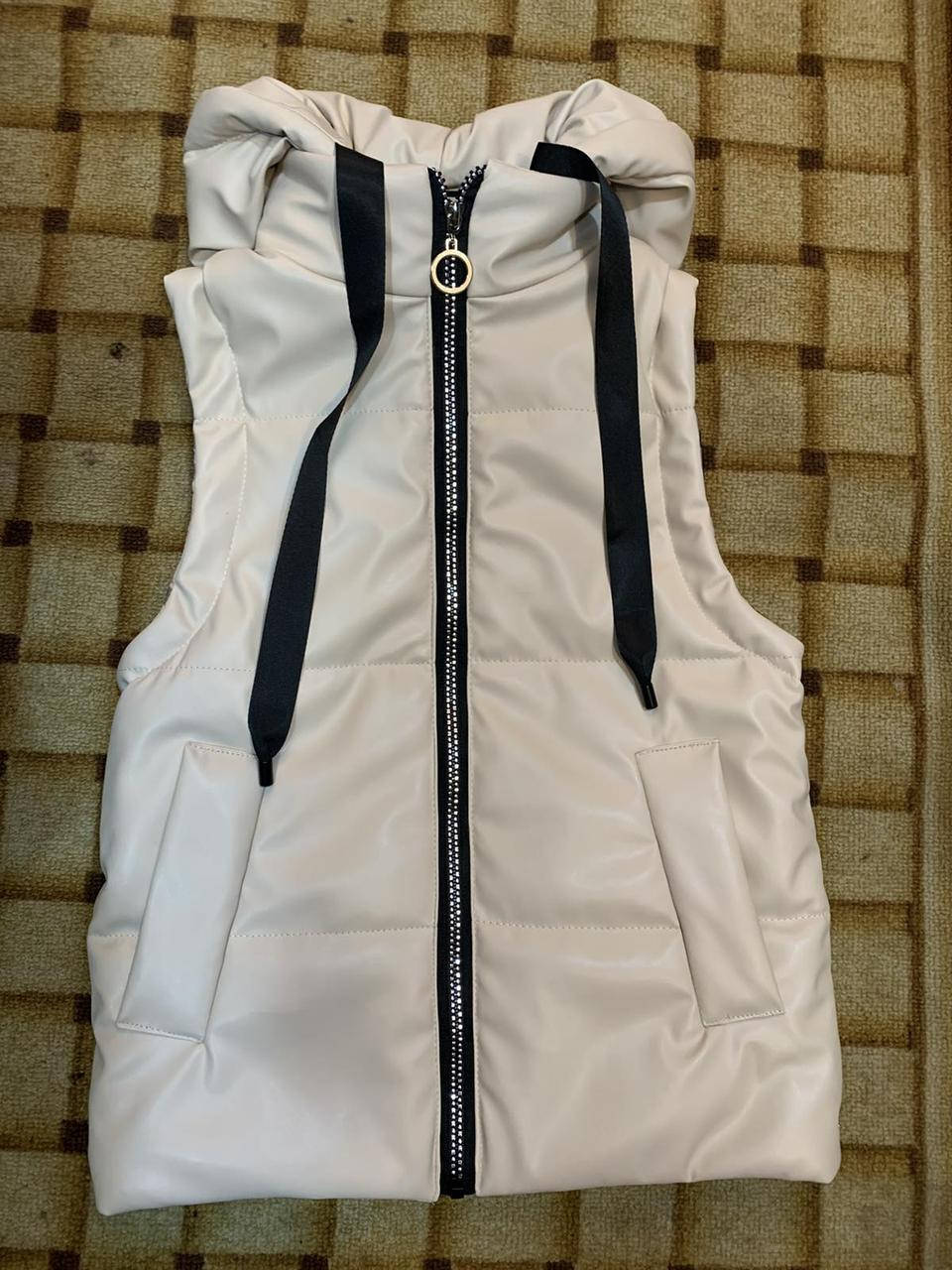 

Жилетка демисезонная на девочку 122 - 140 бежевая/капучино/пудра