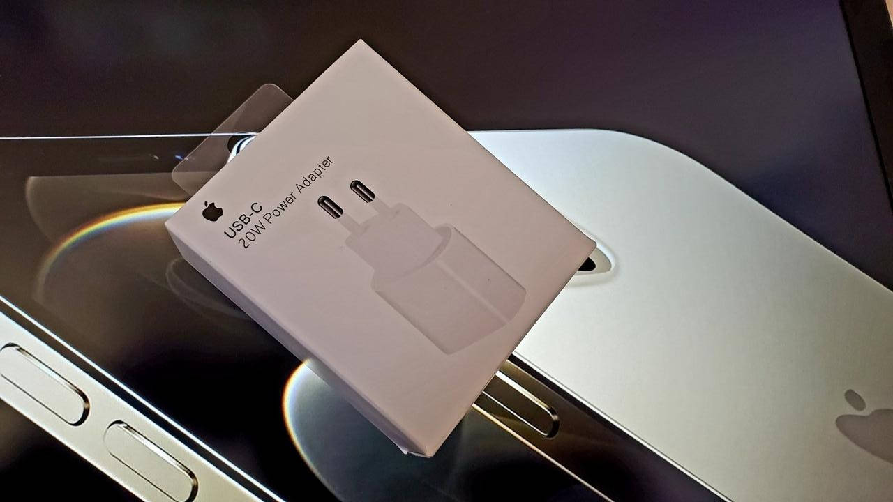 

Зарядка для iPhone 12/13 USB-C 20W, Белый