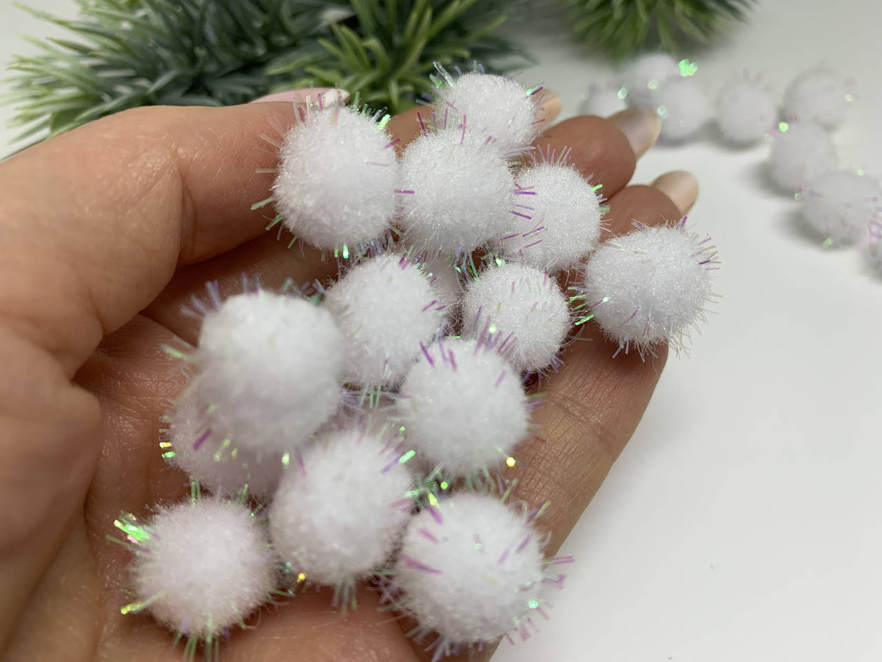 

Помпон белый с перламутровым люрексом, 1,5 см