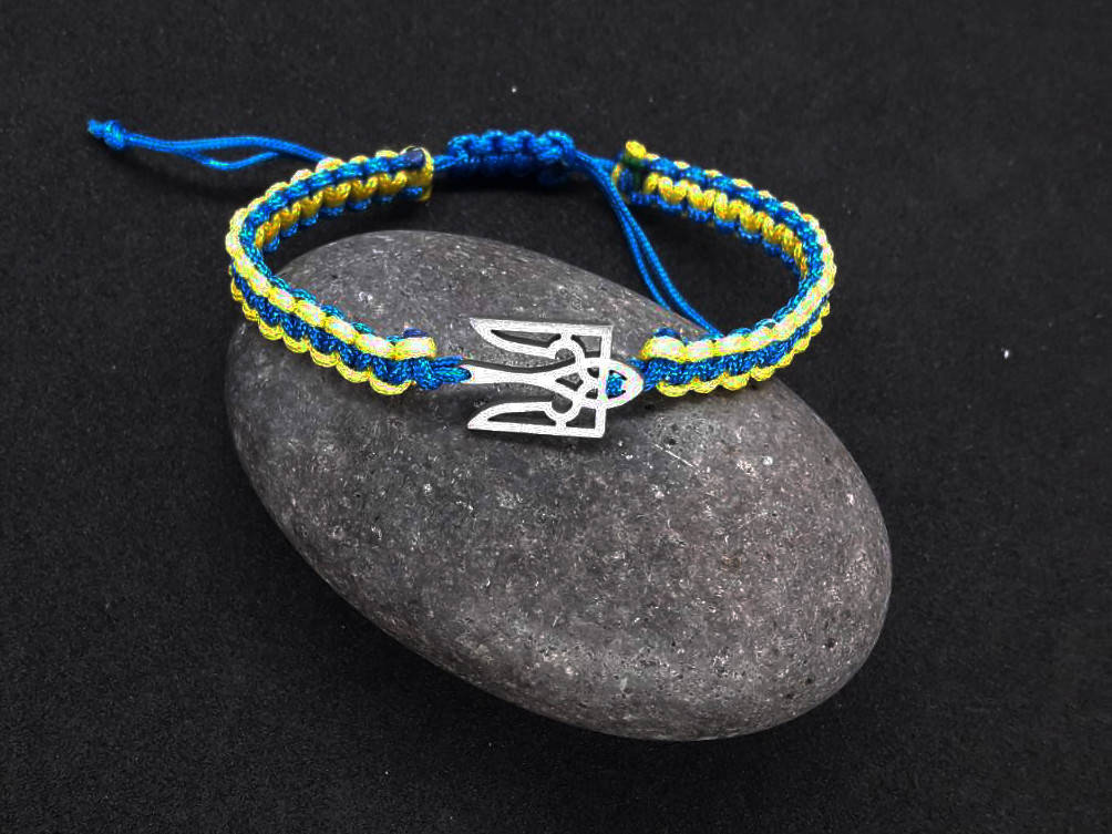 

Браслет з гербом України плетений