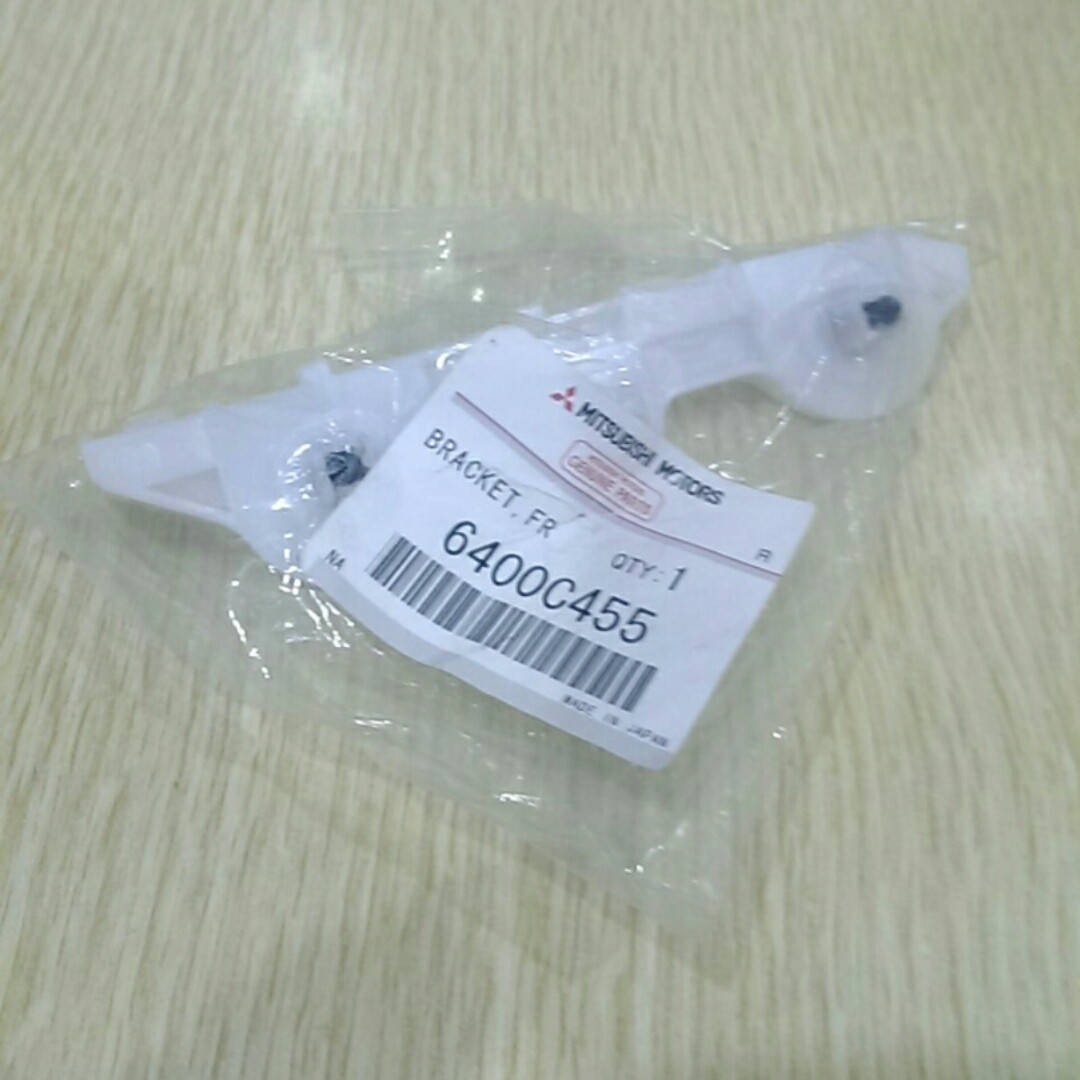

Кронштейн бампера переднего левый MMC - 6400C455 Outlander XL