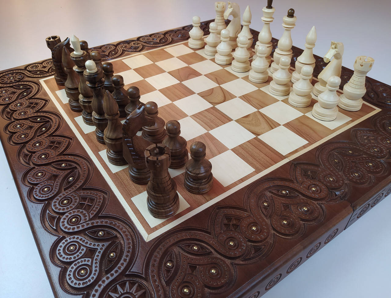 

Шахматы деревянные резные ручной работы набор 3 в 1 шахматы, шашки, нарды.