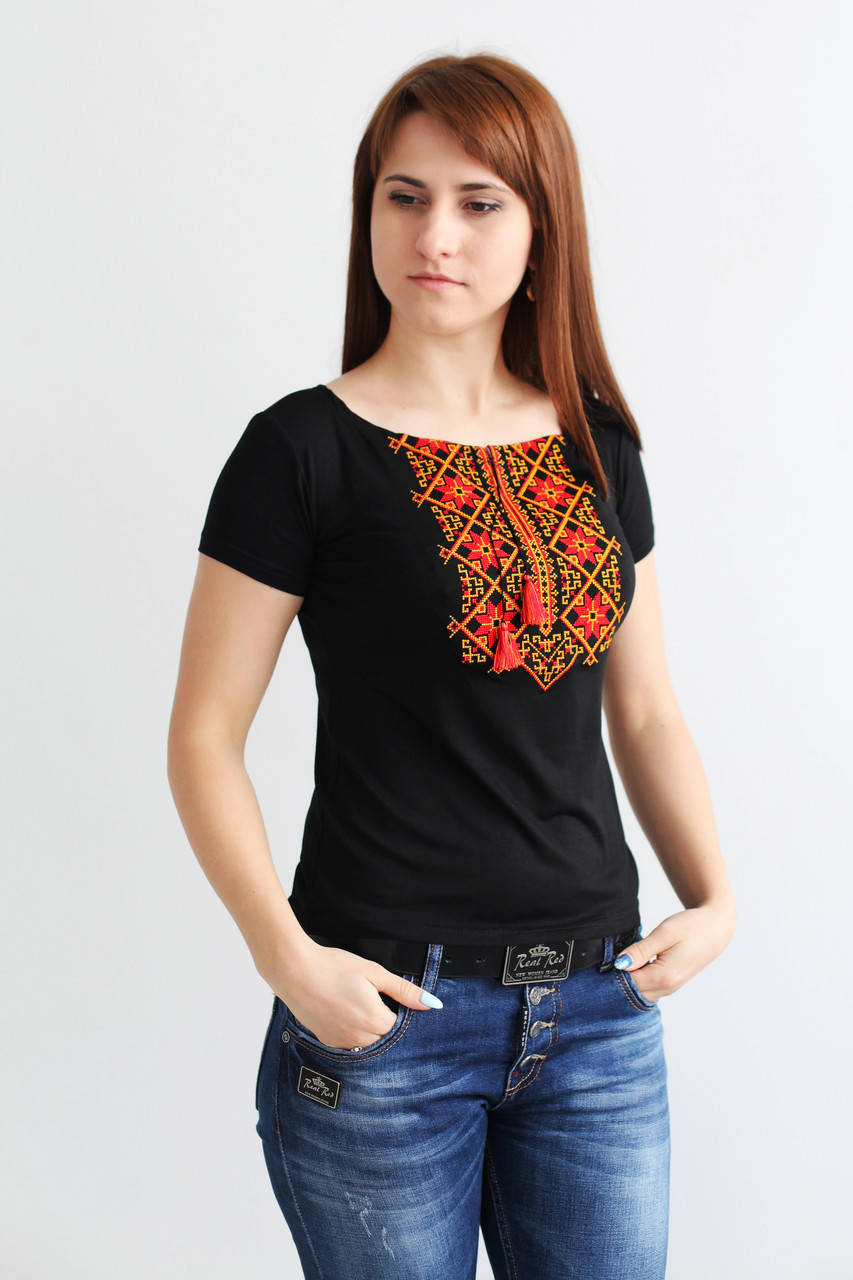 

Прекрасная вышитая футболка с вышитым орнаментом оранжевыми и красными нитями., Черный