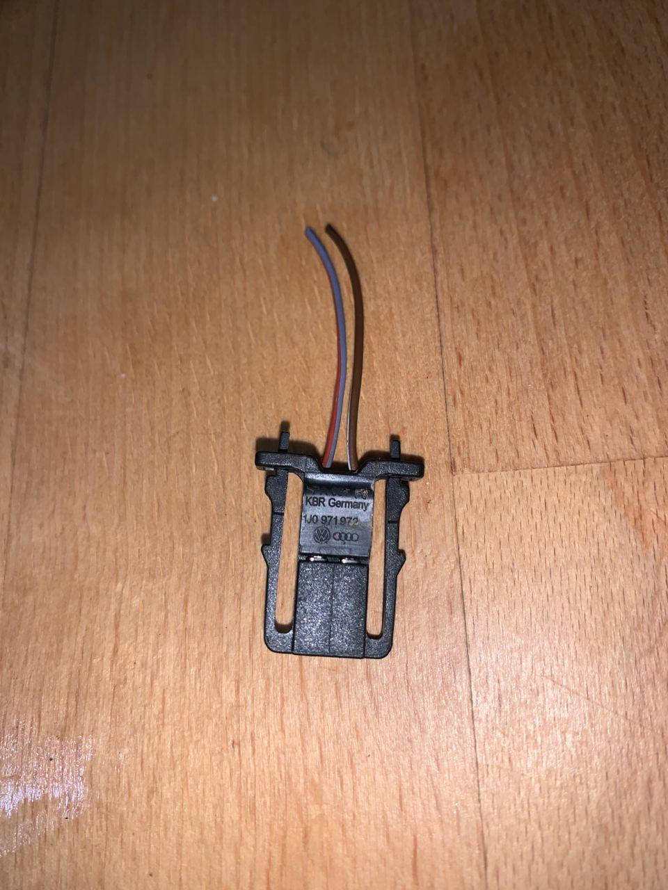 

Корпус разьема 1J0 971 972 VW Passat B6 Audi Skoda запчасти б\у шрот