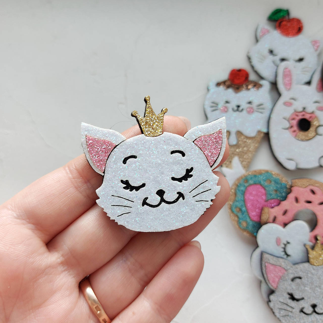 

Патч КИЦЯ З КОРОНОЮ БІЛА, 4.5*4см (НЕ СКЛЕЄНО)