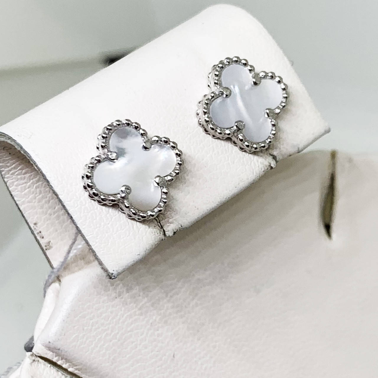 

Сережки-пусеты серебряные с перламутром "Клевер" 2,02 г