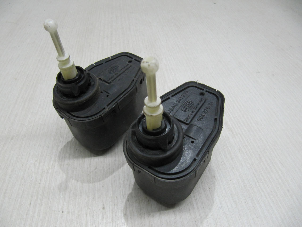 

Корректор передней фары Ауди 80 Б4 100 С4 Audi 80 B4 100 C4 Оригинал HELLA 8A0 941 295