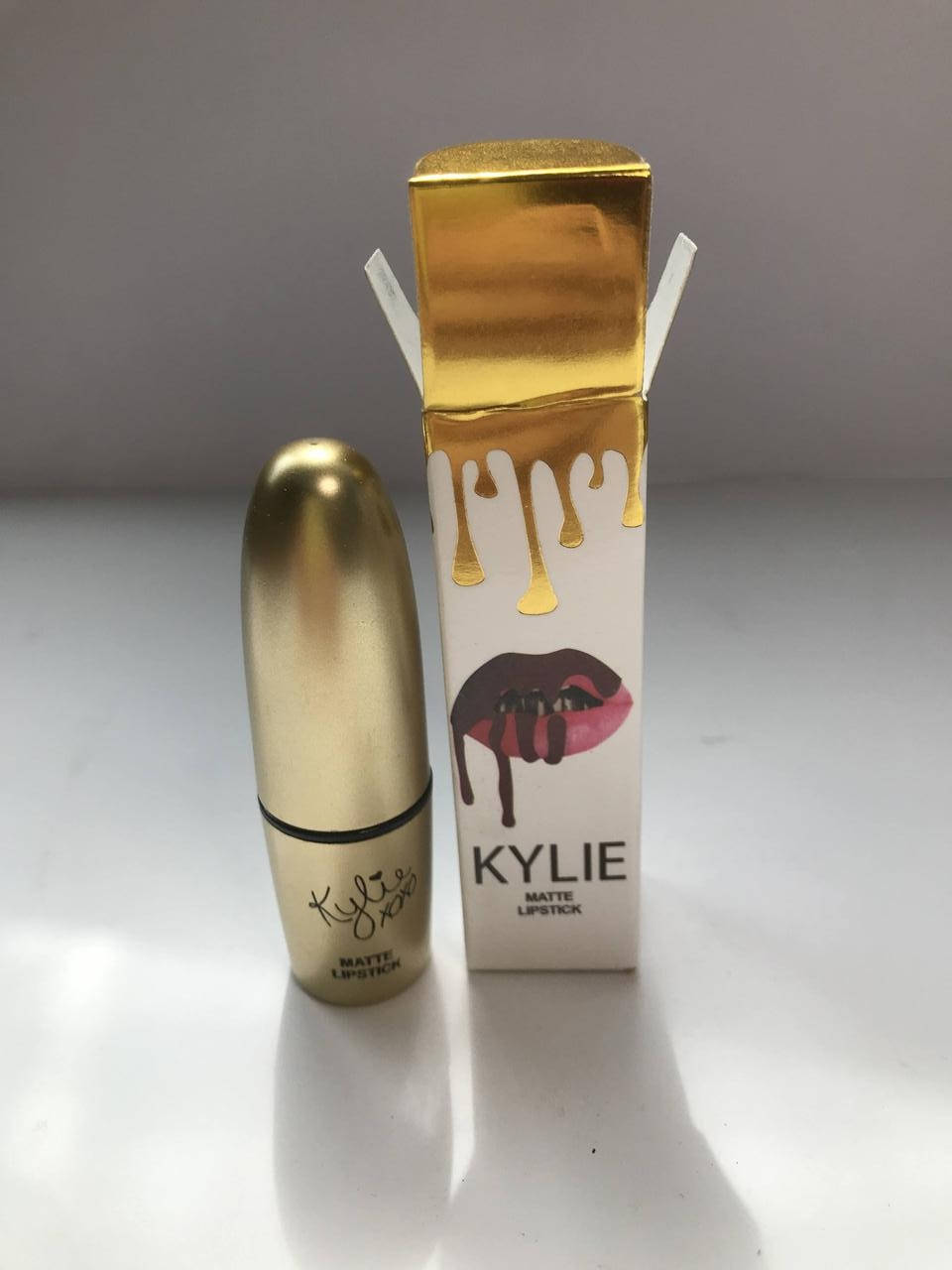 

Компактная матовая помада Kylie Matte Lipstick
