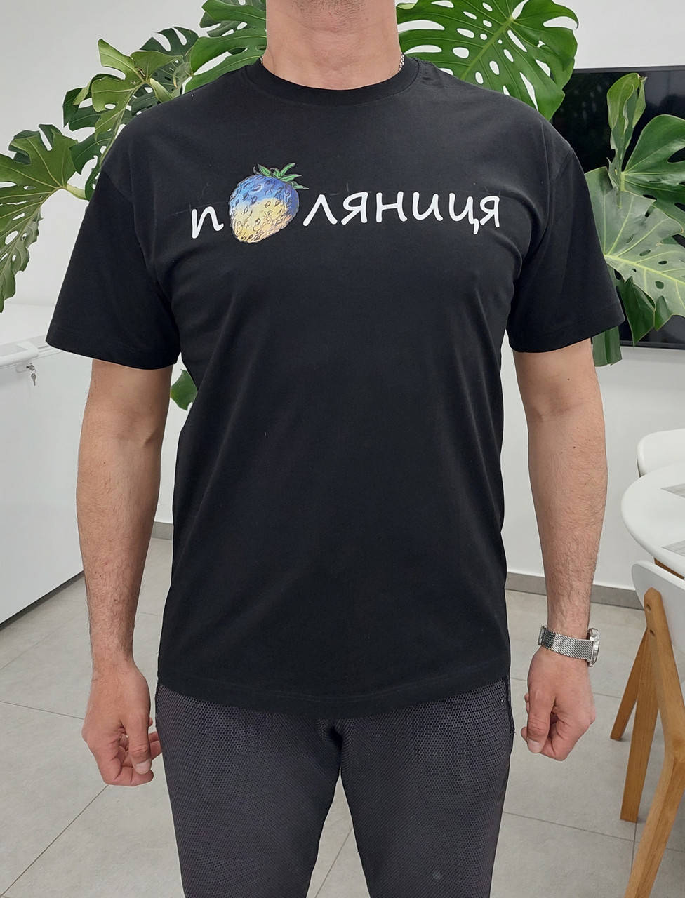 

Мужская футболка с наклейкой "Паляниця"