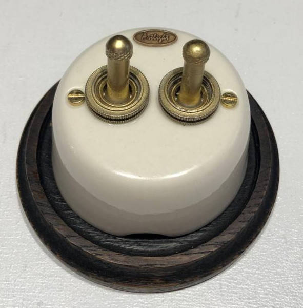 

Выключатель тумблерный двухклавишный белый, фурнитура металл, бронза.