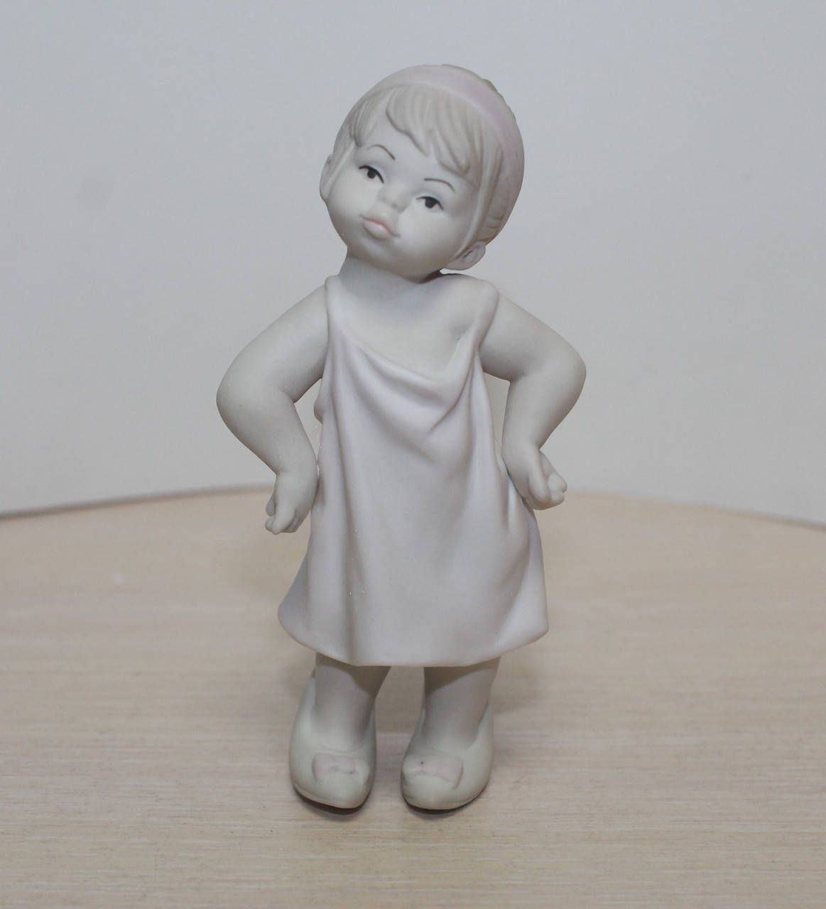 

Фарфоровая статуэтка "Девочка" бисквит (Pavone) JP-48/24, Бежевый