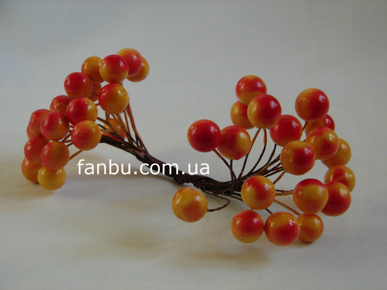 

Искусственные блестящие ягоды для декора желтые с красным боком d=1 см (1 упаковка - 40 ягодок), Оранжевый