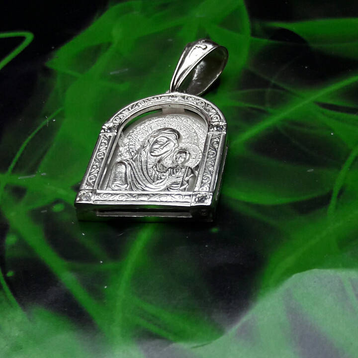 

Серебряная иконка с образом Божьей Матери