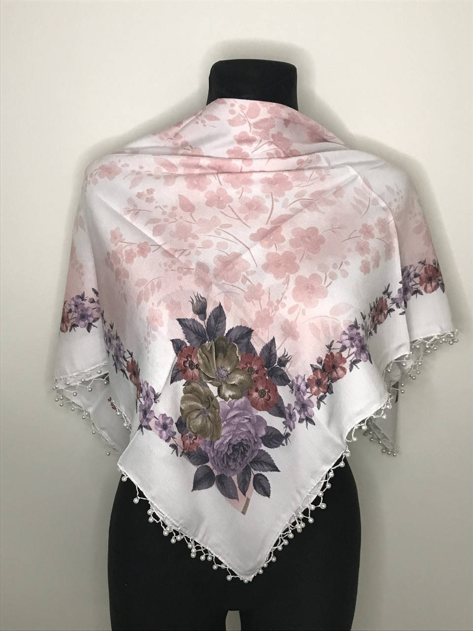 

Женский платок с бусинами. 90х90. Модель 10, Разные цвета