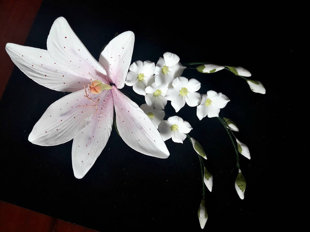 

Цукрова прикраса для кондитерських виробів Лілія з дзвіночками белый с сиреневым