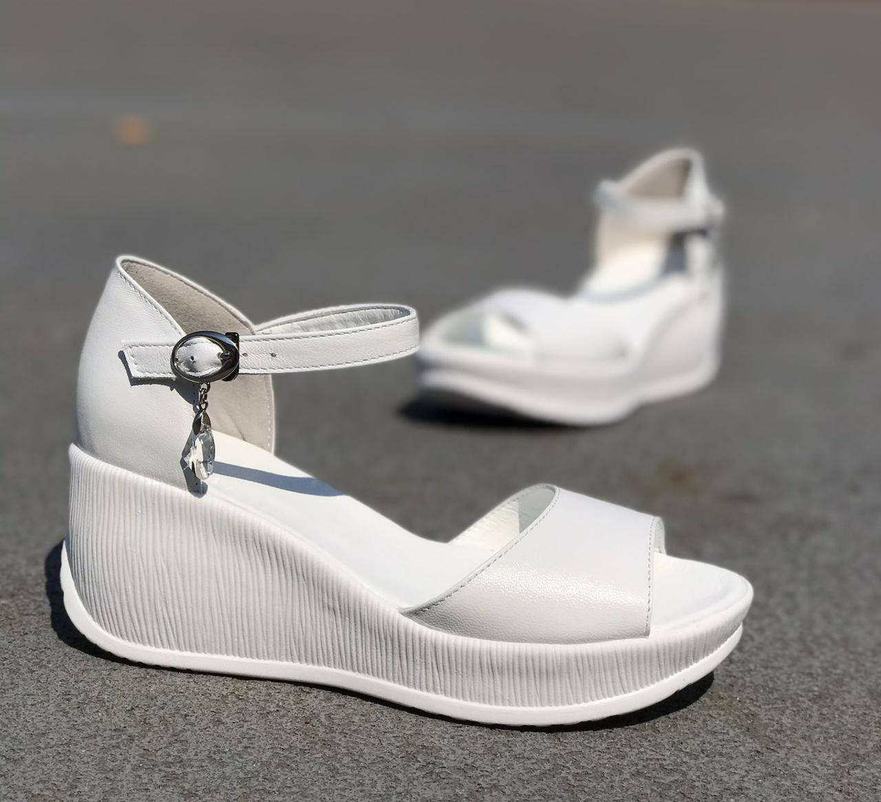 

Босоножки белые на танкетке из натуральной кожи 40