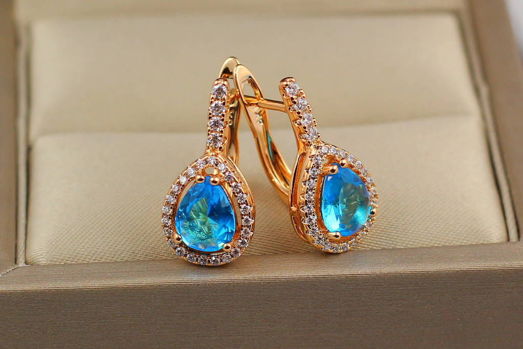 

Серьги Xuping Jewelry голубая капля в ободке из камешков 2 см золотистые