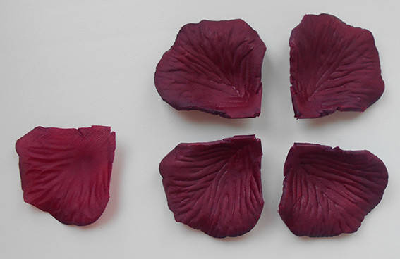 

Пелюстки троянди з тканини № 10 (100-125шт) бордові