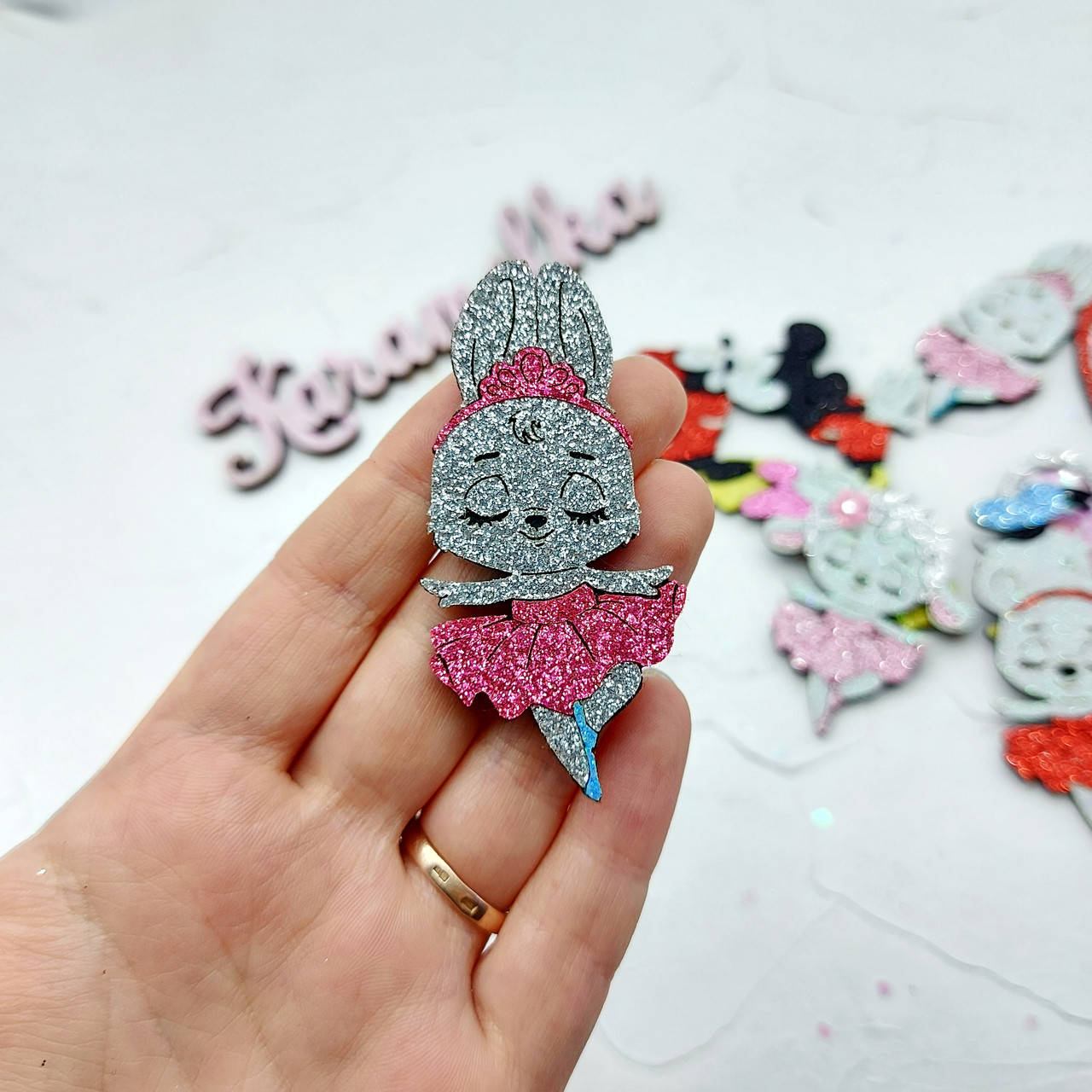 

Патч ЗАЙКА-БАЛЕРИНА МАЛИНОВА, 6.5*3см (СКЛЕЄНО)