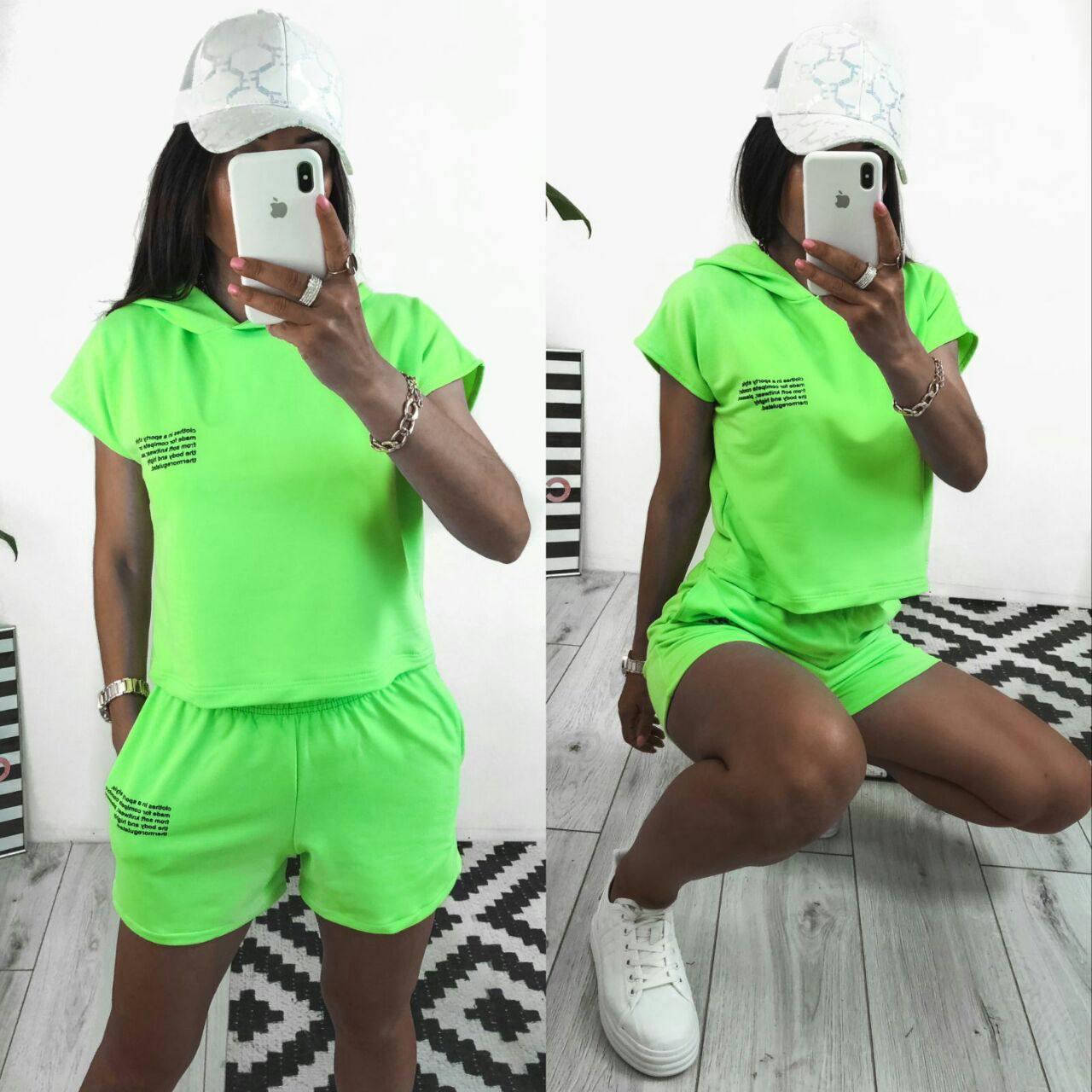 

Летний женский костюм двойка с надписями , женский модный костюм двойка прямые шорты и безрукавка с капюшоном, Малиновый