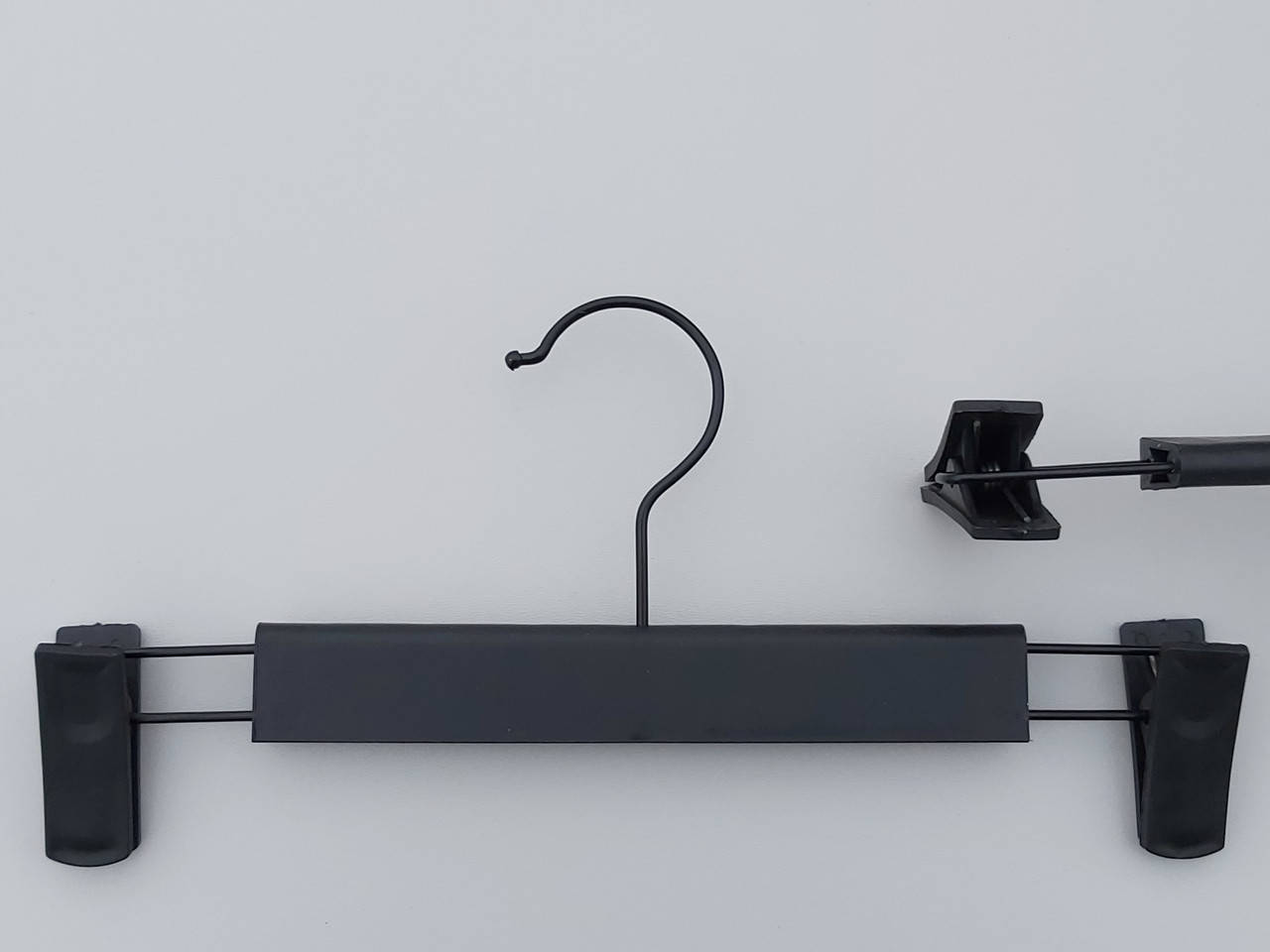 

Плечики пластмассовые для брюк и юбок BS29 черного цвета, длина 29,5 см, Черный