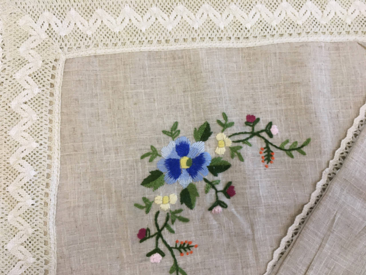 

Cкатертина сіра вишита на льоні з квітами ручної роботи 280*180 см, Серый