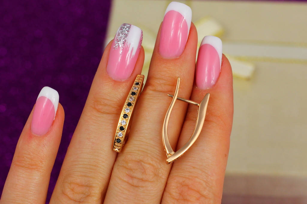 

Серьги Xuping Jewelry дорожки с черными и белыми камнями 2,5 см золотистые