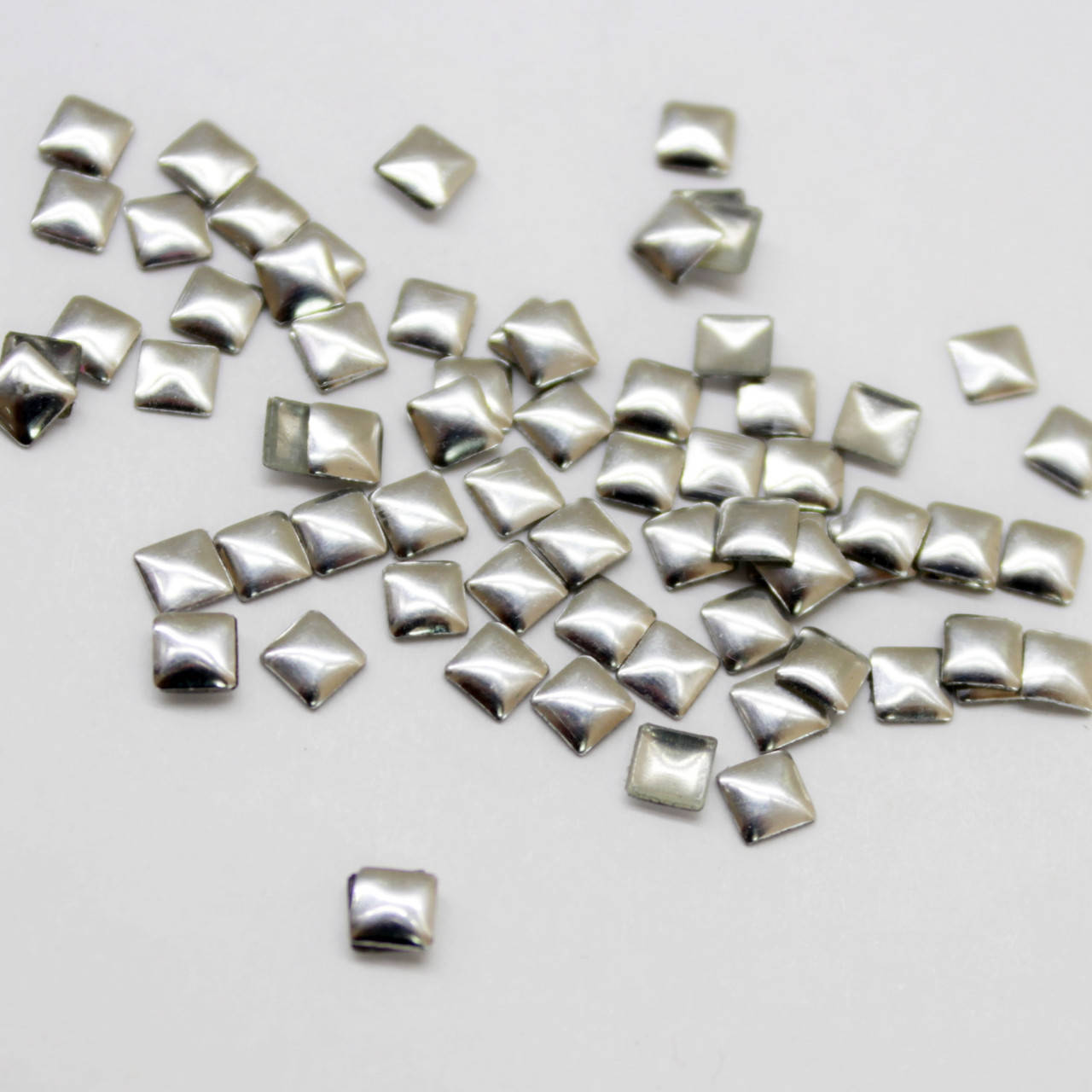 

Металостразы квадратные.Цвет Серебро 3х3мм.Цена за 100шт