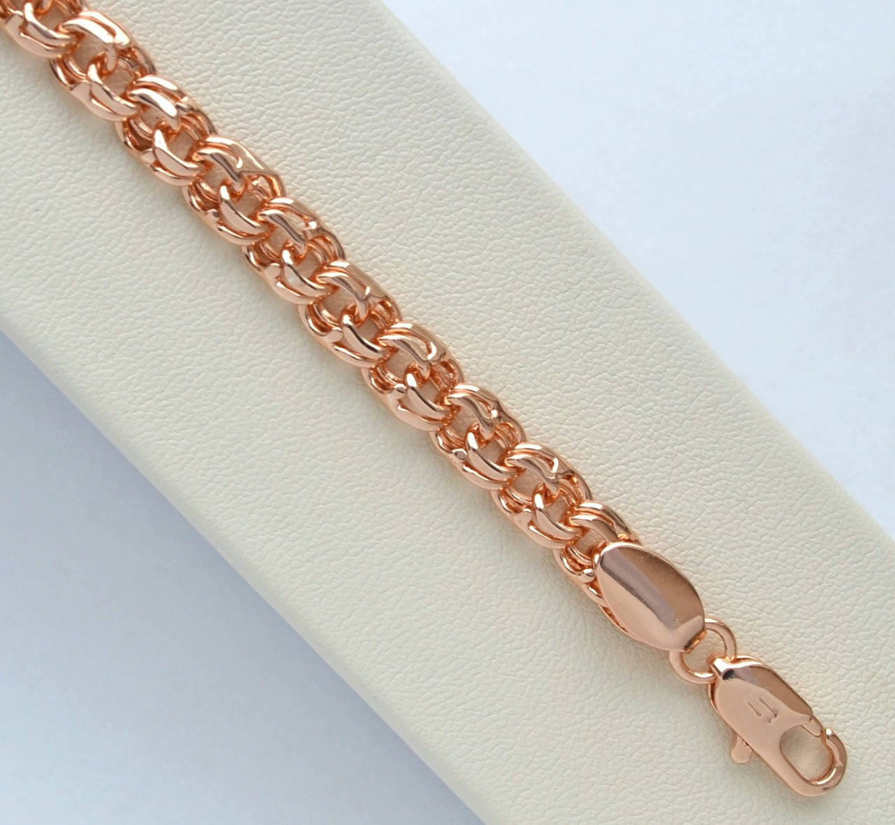 

Браслет плетение бисмарк покрытие золотом 18к длина 21 см. ширина 4.7 мм.