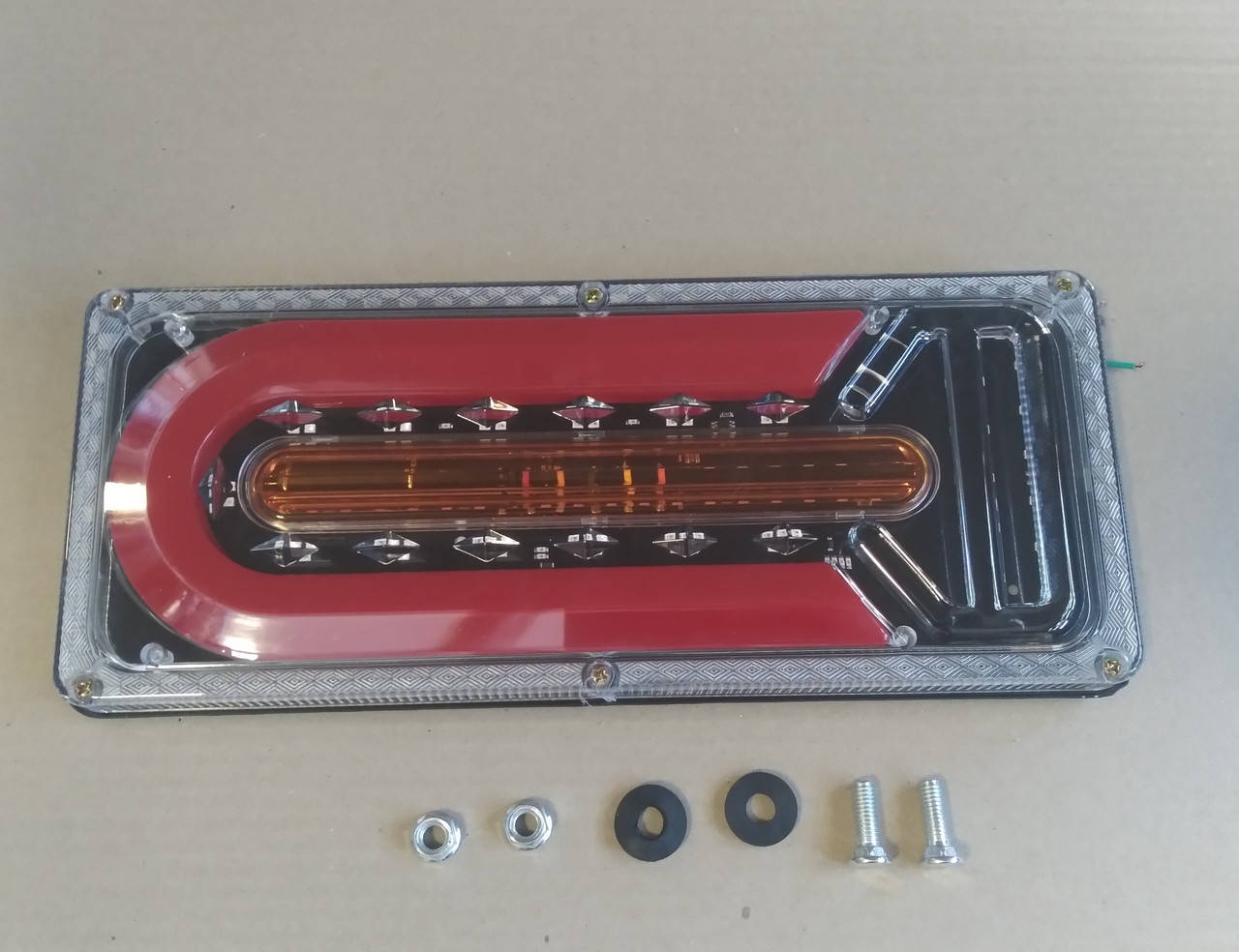 

Фонарь LED задн. грузовиков 12/24V (Бегущий поворотник) (упакованы L+R, цена за шт) (TEMPEST) TP 57.21.41