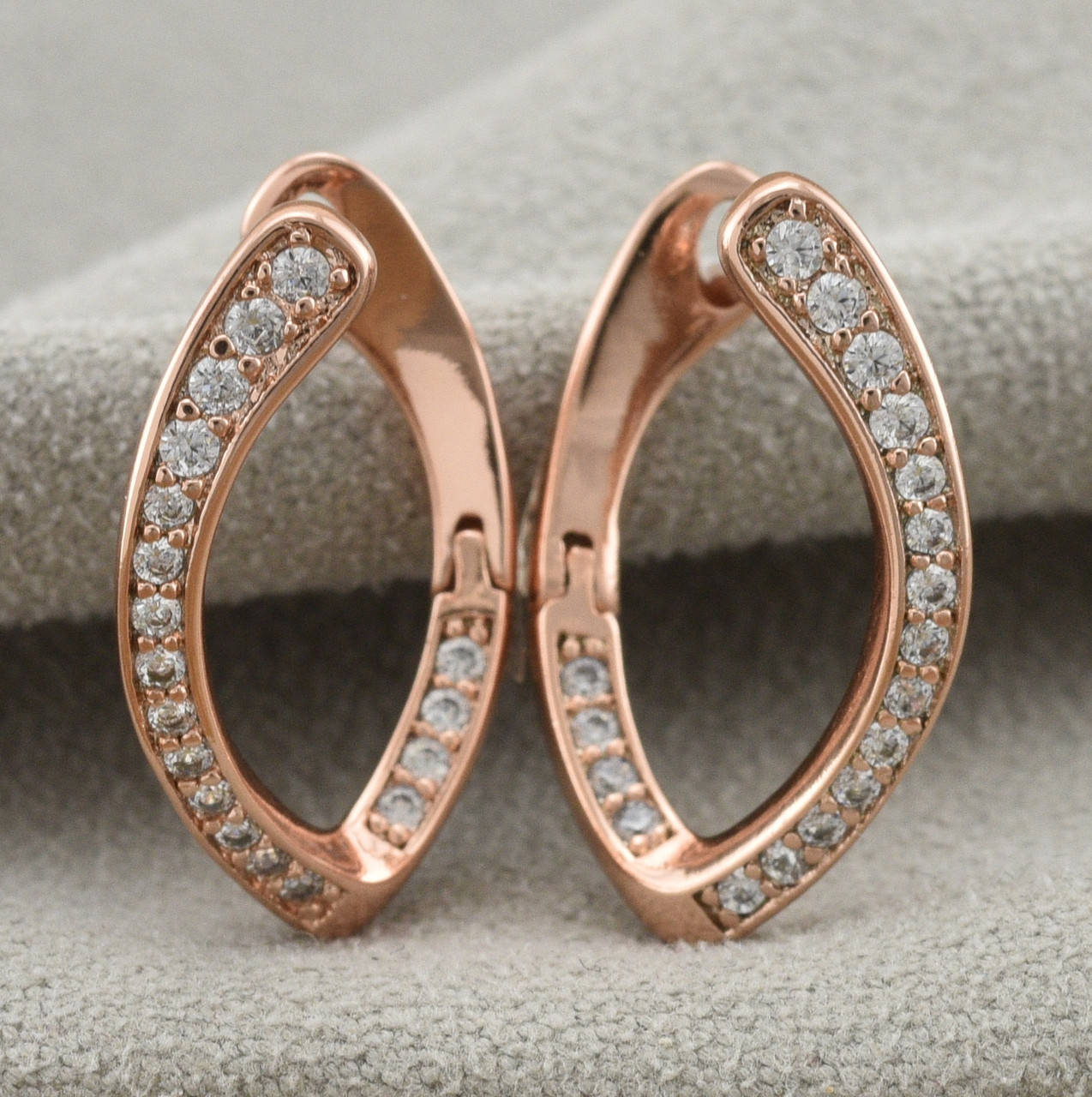 

Серьги Xuping 30973 размер 19х2 мм вес 2.1 г белые фианиты позолота РО