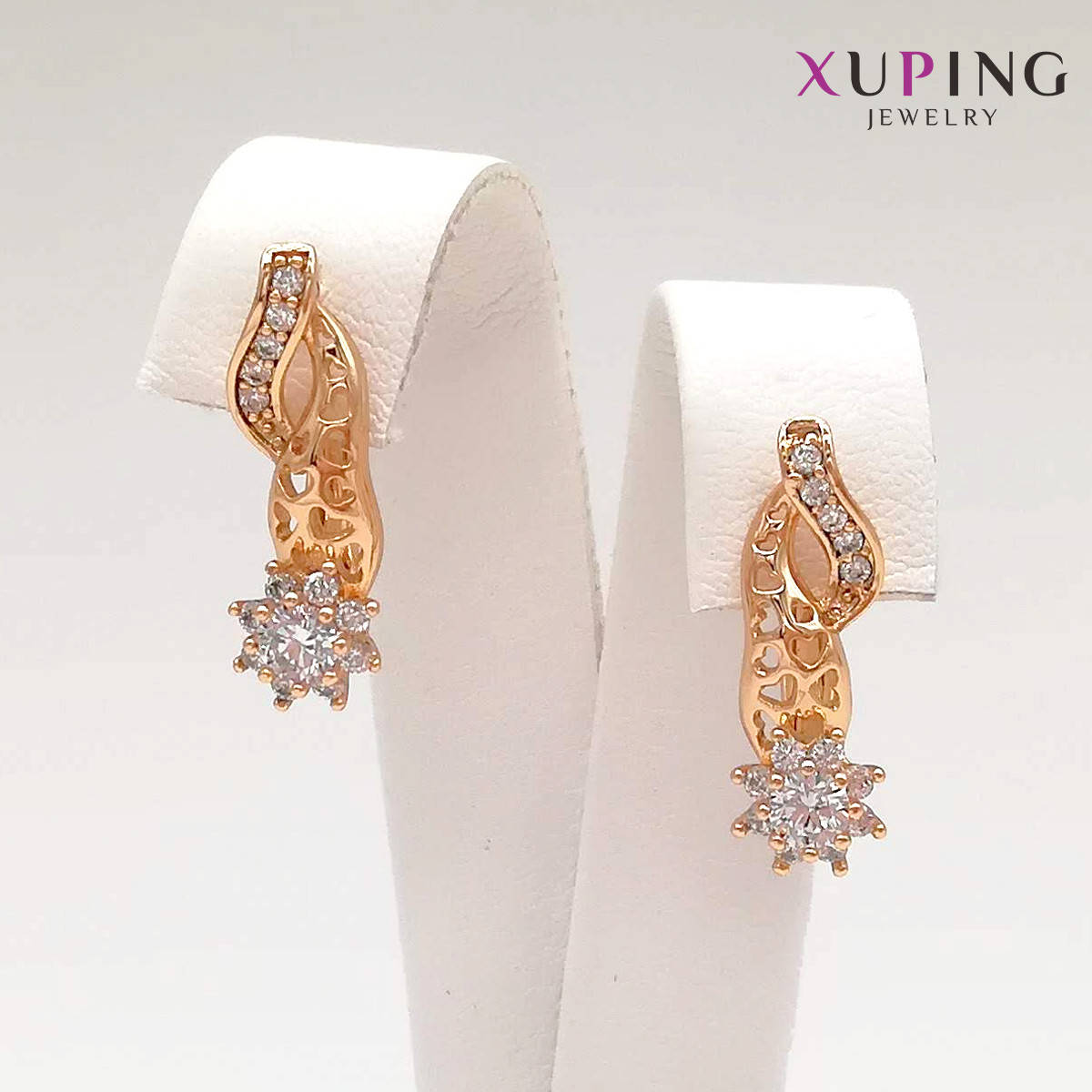 

Серьги Xuping, размер 20х7 мм, белые фианиты (куб. цирконий), вес 3 г, позолота 18K, ХР00800 (1)
