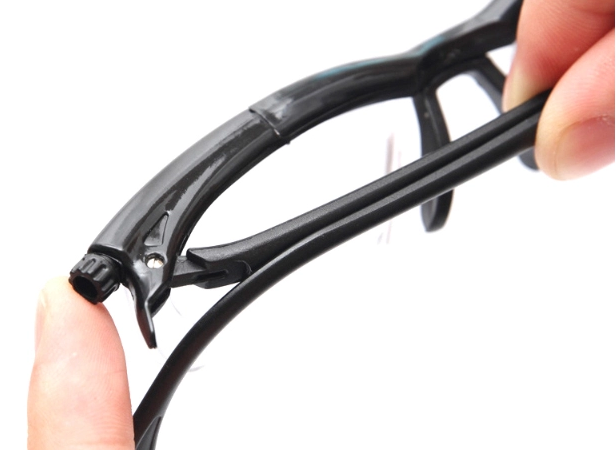 

Очки с регулируемым фокусом зрения от -6D до+3D. В тканевом чехле с шнурком. Бюджет, Черный