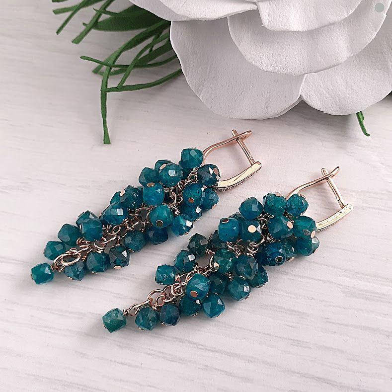 

Серьги с бусинами-кубиками натурального апатита