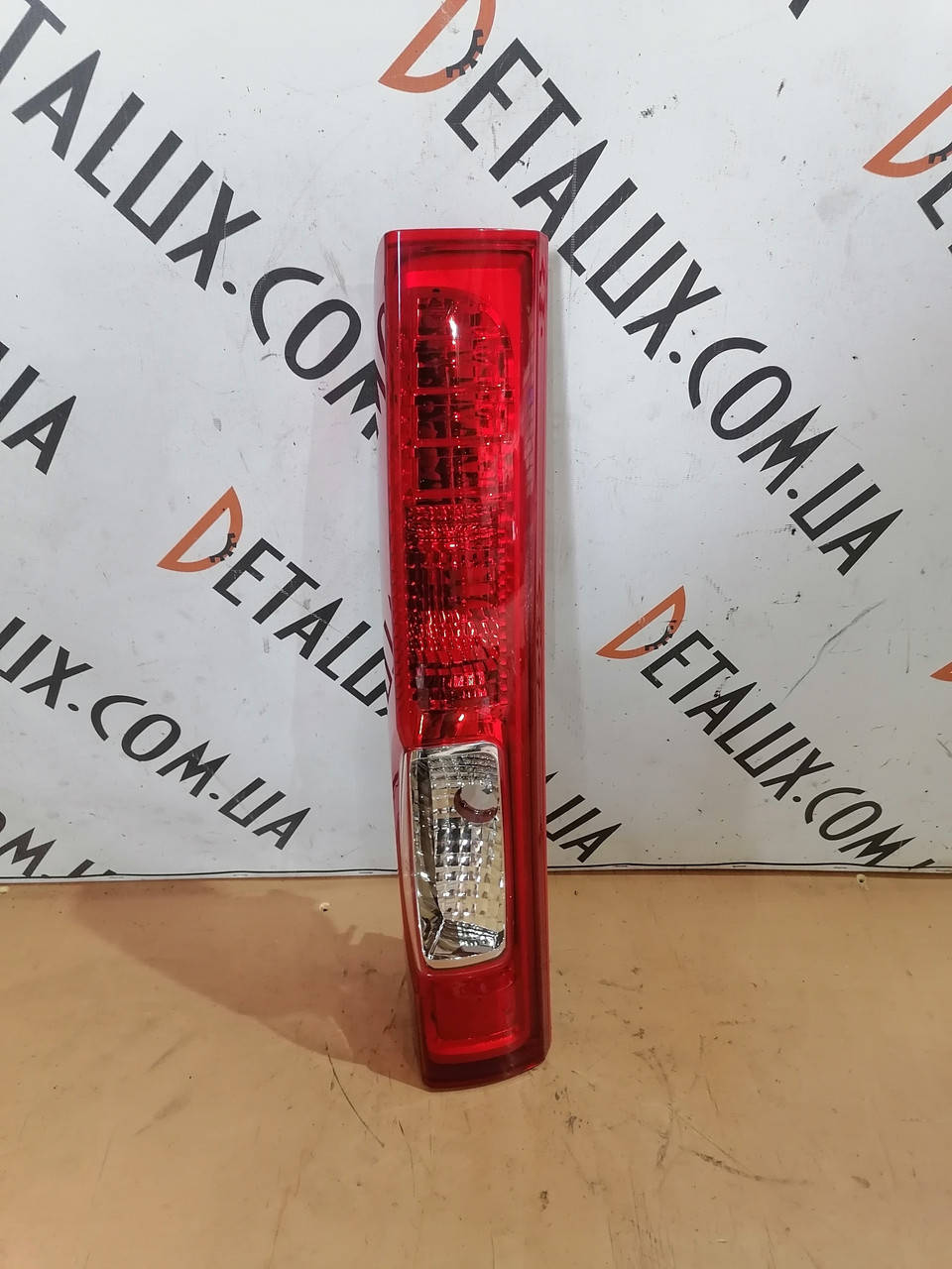 

Фонарь задний правый (вставка) 8200415251 на Renault Trafic, Opel Vivaro, Nissan Primastar, Рено Трафик, Опель