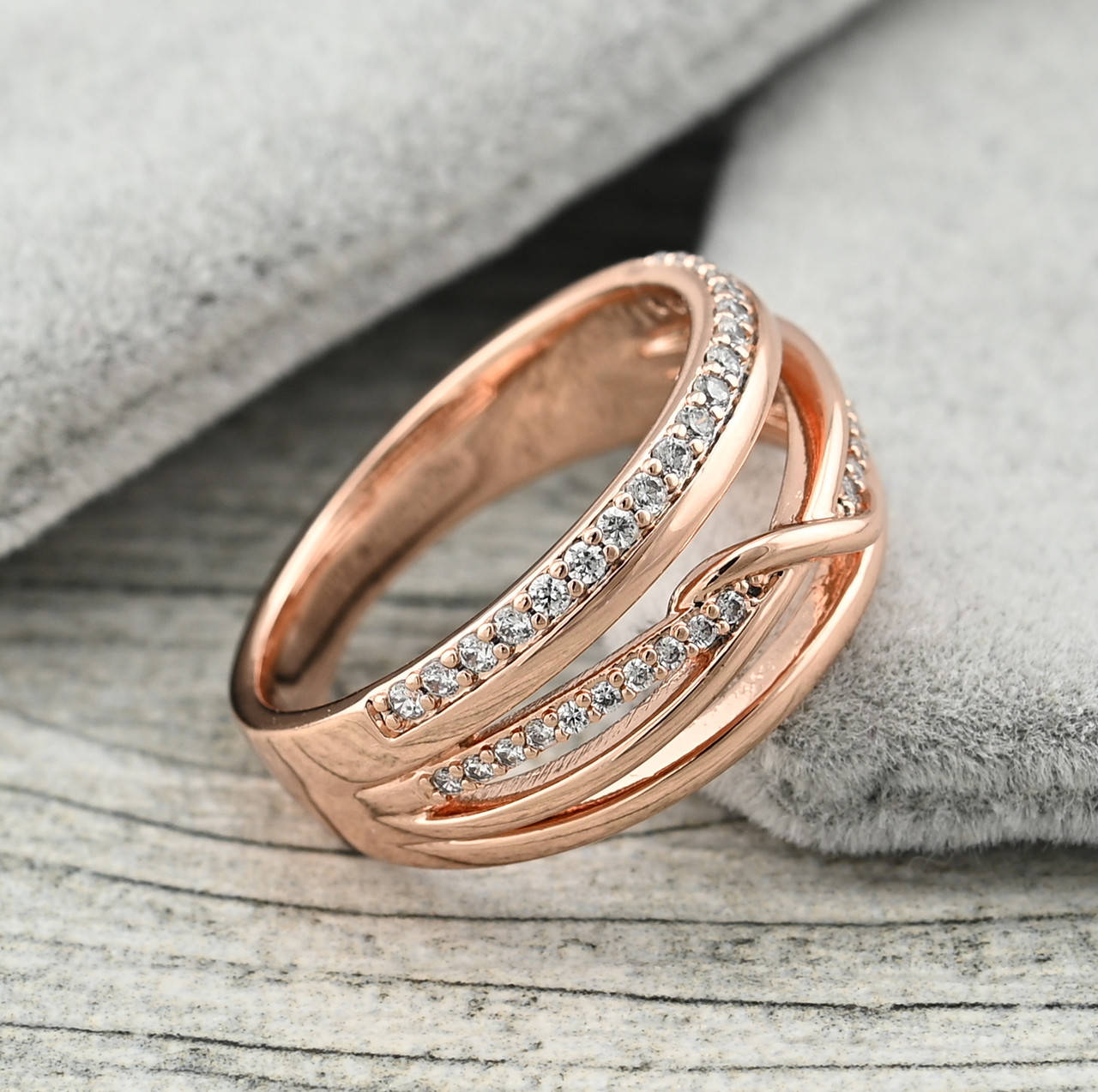 

Кольцо Мечта ювелира 36205 ширина 9 мм белые фианиты позолота РО размер 18