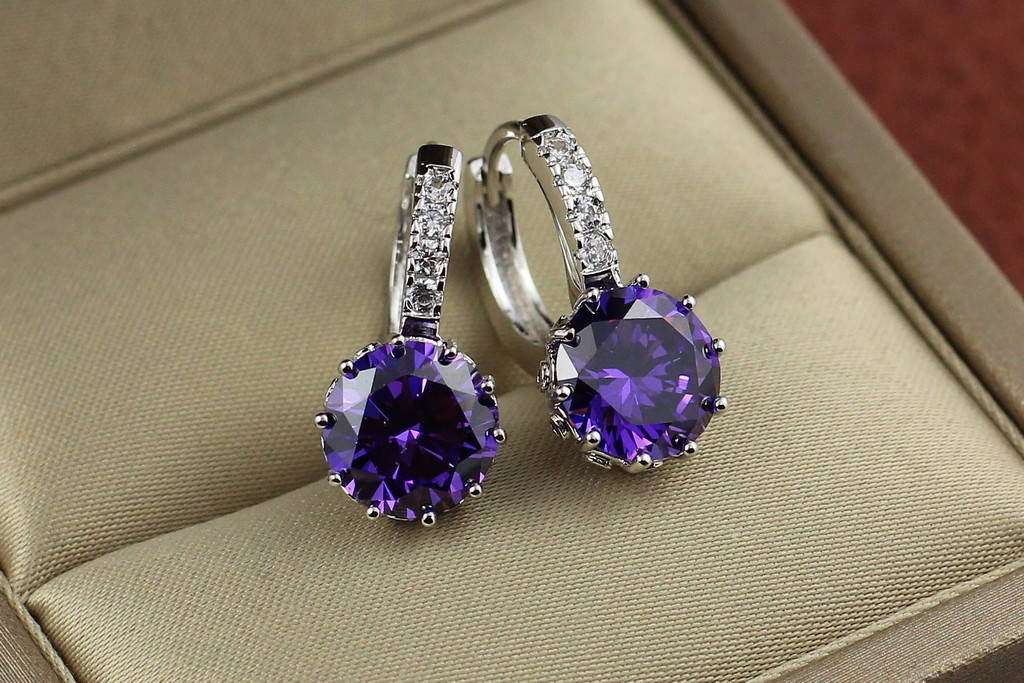 

Серьги Xuping Jewelry с большим сиреневым камнем и круглой застежкой 2 см серебристые