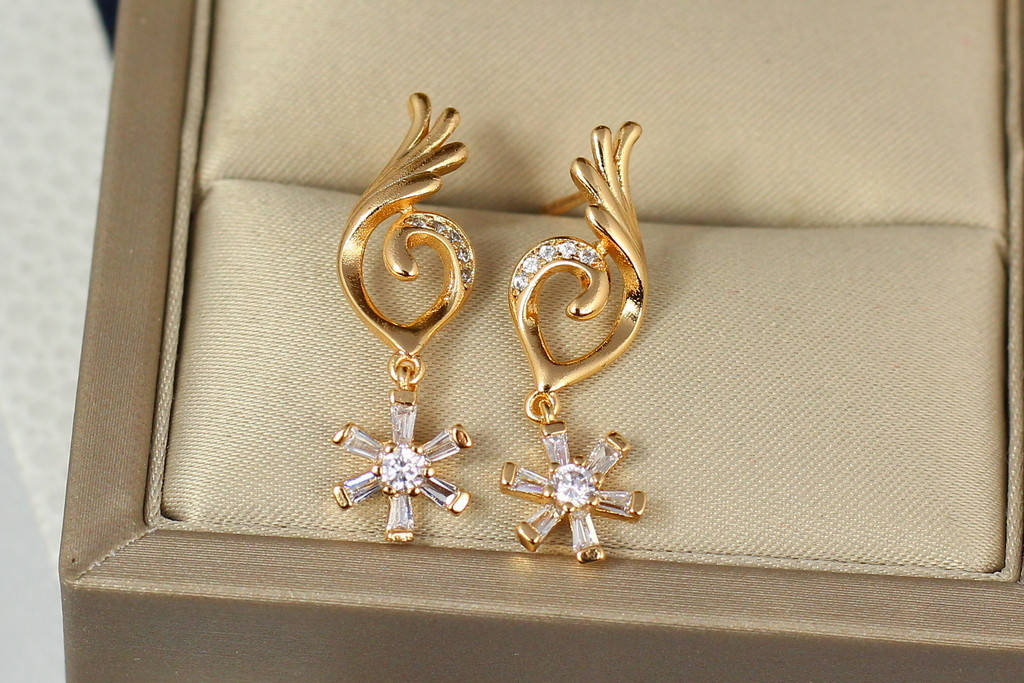 

Серьги гвоздики Xuping Jewelry подвесные васильки 2 см золотистые