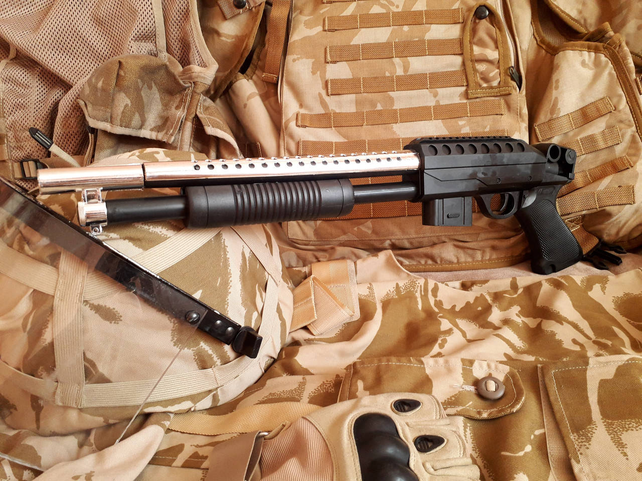 

Дробовик игрушечный Crosman на пластиковых шариках 6мм., Черный