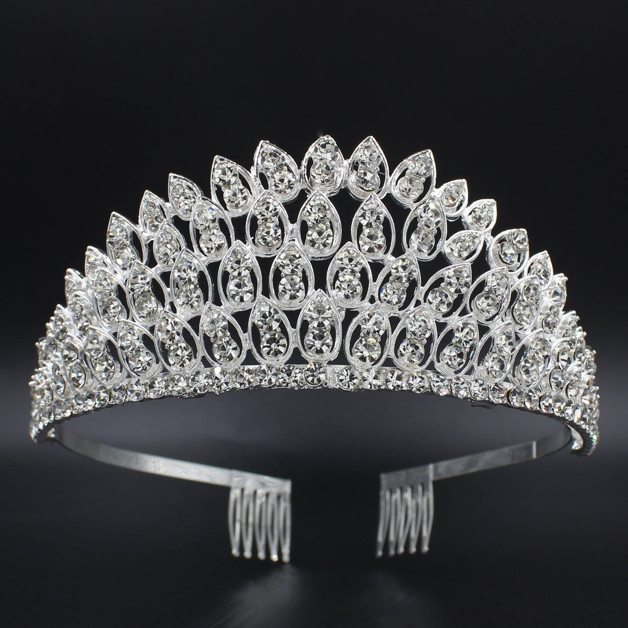 

Корона диадема высота 5.5 см на металлической основе с гребешками серебристого цвета с хрустальными камнями