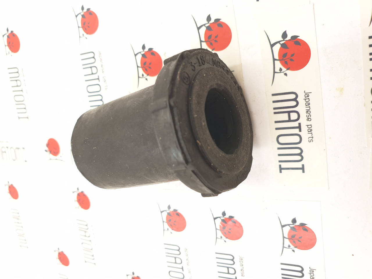 

Сайлентблок задньої ресори задній BUSH1824 MB584530..