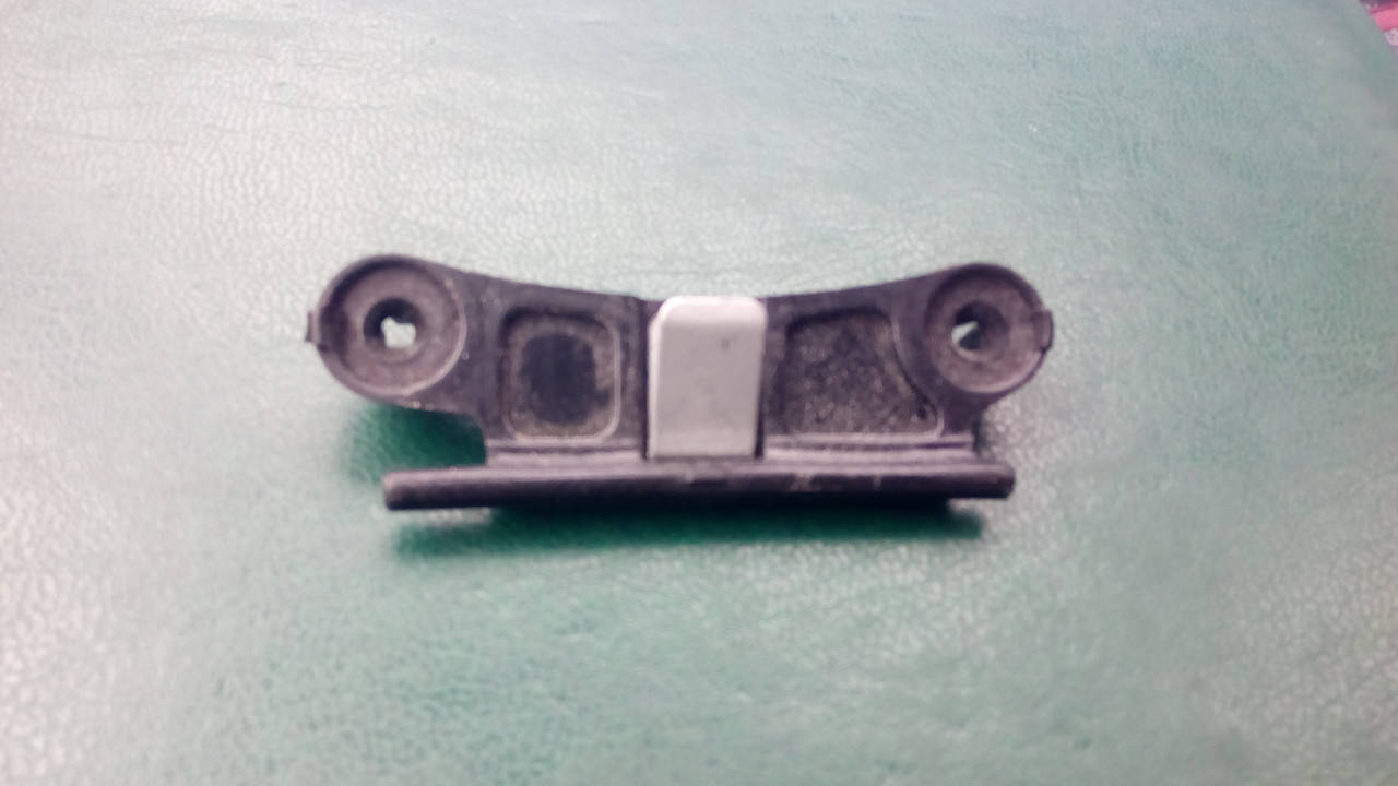 

Петля лючка бензобака Ланос Сенс 96255372