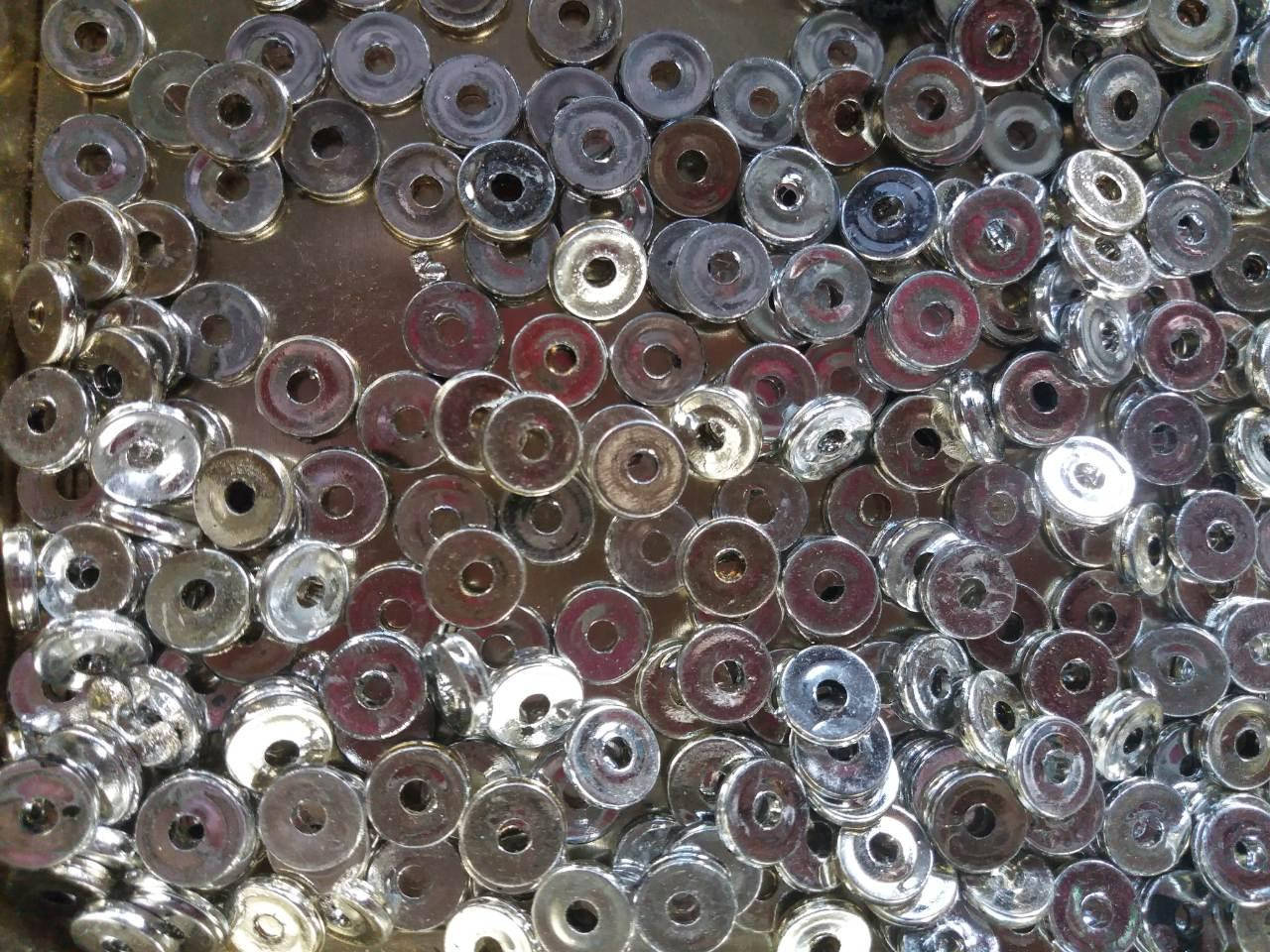 

Бусины пластик металлизированный "Пайетка" серебро 8 мм 500 грамм