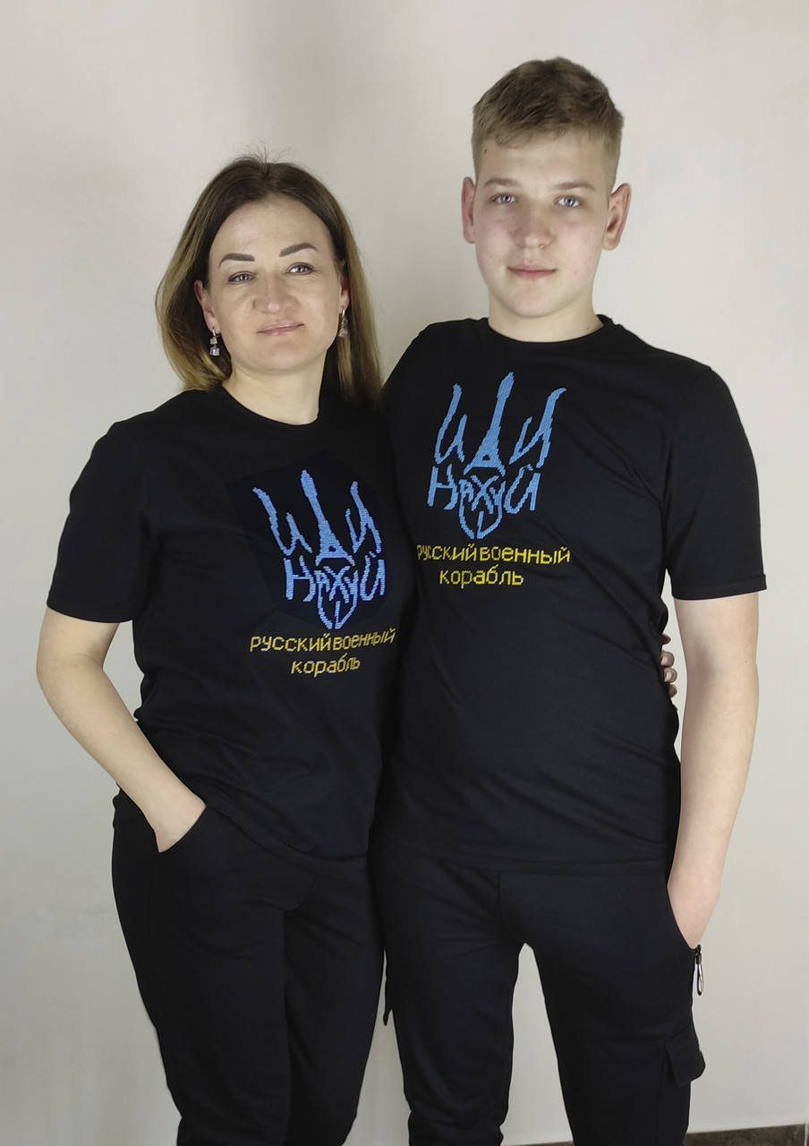 

Патриотические футболки черные вышитые крестиком РУСКИЙ ВОЕННЫЙ КОРАБЛЬ