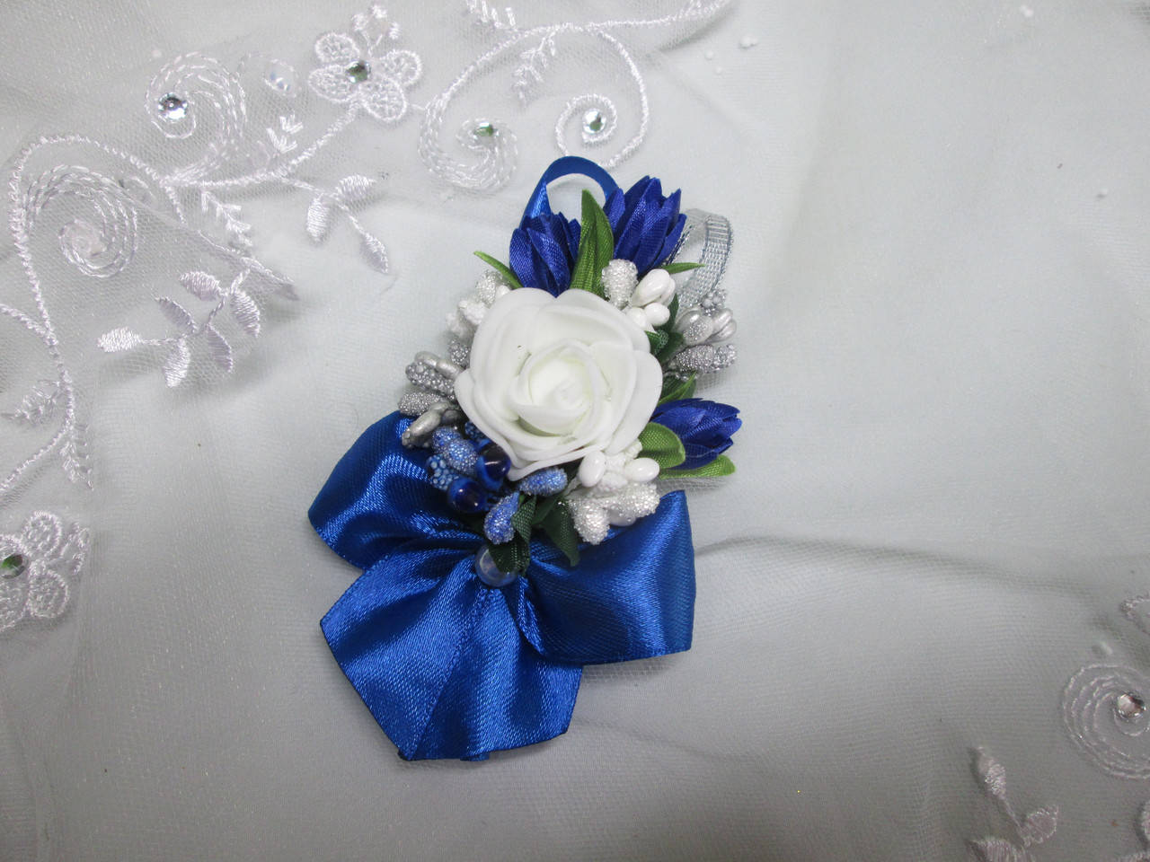 

Бутоньєрка весільна для нареченого, свідків, батьків. Колір синій+білий+срібло