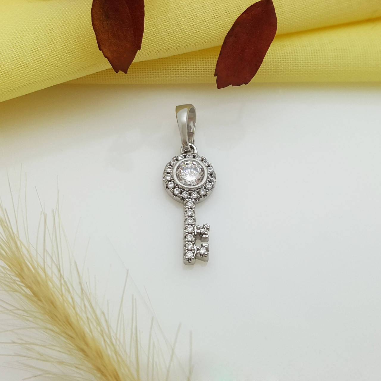 

Кулон "Ключик в россыпи камней", родий; Медсплав Xuping