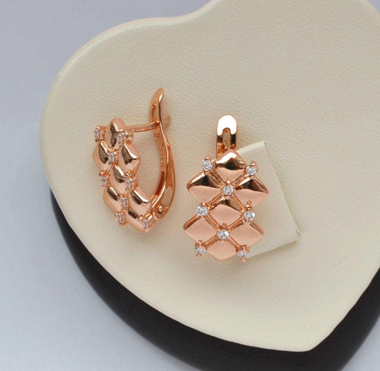 

Серьги Fallon с белыми кристаллами позолота 18к.