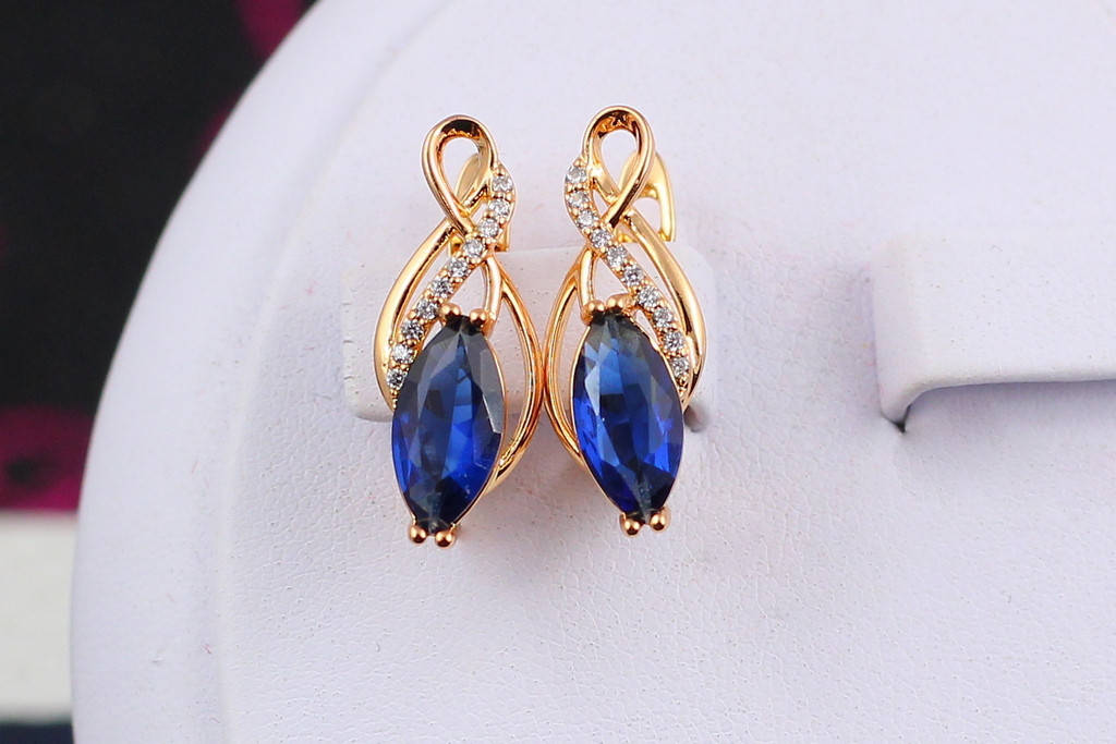 

Серьги Xuping Jewelry скрипичный ключ с синими камнями 2 см золотистые