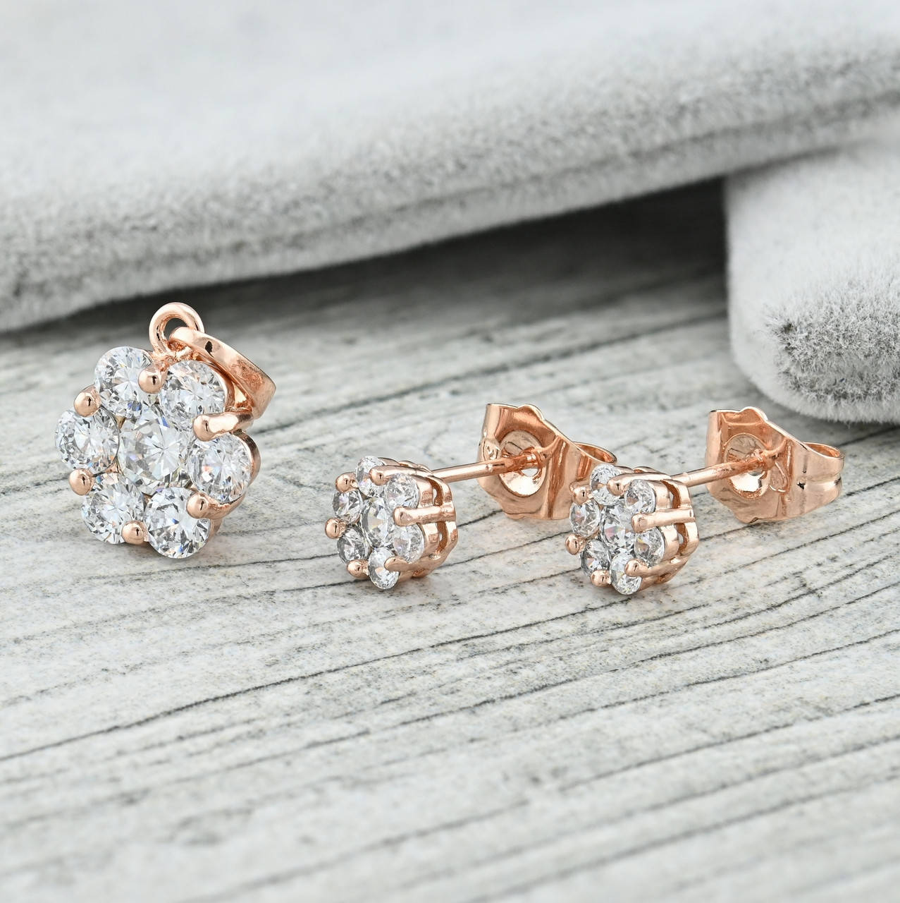 

Набор Xuping 33305 кулон для цепочки 3 мм размер 18х10 мм серьги 6х6 мм белые фианиты позолота РО